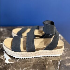 Cushionare Women’s Black Elastic-Strap Espadrille Platform Sandals